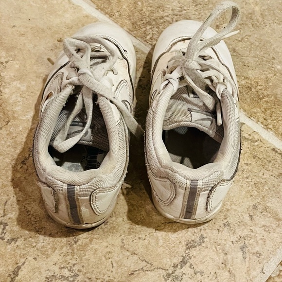 Kids 10 toddler Nike White Sneakers - Picture 5 of 5